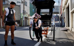 Chùm ảnh những cô gái Nhật làm nghề phu kéo xe: Thân hình nhỏ bé kéo cỗ xe nặng hơn 2 tạ chở khách