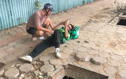 Xôn xao hình ảnh shipper "chui tọt" xuống hố gas trên vỉa hè Hà Nội