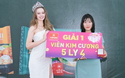 Hoa hậu Ba Lan đến miền Trung trao kim cương cho người trúng giải