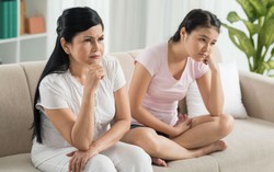 Biết cách chị dâu đối xử với bố mẹ chồng mà tôi khó chịu