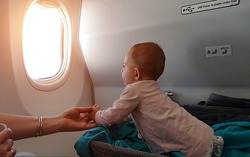 Tức vì người phụ nữ thay tã cho con trên ghế máy bay, hành khách lên mạng "xả giận" ai ngờ bị mắng ngược lại