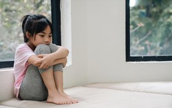 Con cái lớn lên trong nghèo khó có quan hệ mật thiết với “thói quen xấu” này của cha mẹ