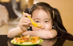 Bé gái 5 tuổi đột nhiên ngừng phát triển, bác sĩ: "Làm sao có thể cho con ăn hàng ngày món này?"