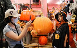 Tràn ngập đồ chơi kinh dị trước ngày lễ Halloween trên phố Hàng Mã