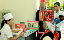 Người dân tộc thiểu số tại vùng khó khăn được hỗ trợ đóng bảo hiểm y tế