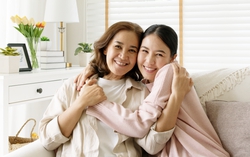 Con gái tập buông tay mẹ