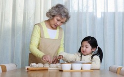 Tìm cách "giải thoát" mẹ già khỏi gánh nặng giúp việc nhà cho con cháu