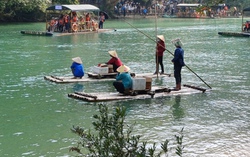 Những phụ nữ mưu sinh bên thác Bản Giốc 