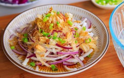 Người phụ nữ 52 tuổi kiên trì ăn hành tây sống để tiêu diệt tế bào ung thư, 6 tháng sau cơ thể thay đổi thế nào?