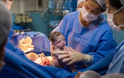 Bé sơ sinh "gây bão" với khuôn mặt gắt gỏng lúc mới chào đời
