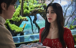 Diễn viên Uhm Jung Hwa chinh phục khán giả với diễn xuất linh hoạt, hài hước ở tuổi U60