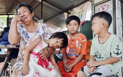 Mẹ đột ngột qua đời để lại 3 con nhỏ mồ côi bên ông bà ngoại già yếu