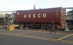 TPHCM: Xe container ủi sập hàng loạt cửa hàng