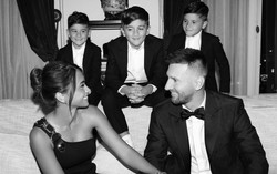 Bức ảnh Messi và bà xã Antonela tình tứ trước mặt 3 con nhận 6 triệu "tim" sau một giờ