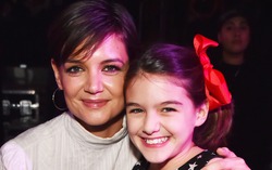 Katie Holmes đã nuôi dạy con gái Suri trở thành một cô bé sống giản dị như thế nào?