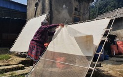 Hòa Bình: Độc đáo nghề làm "giấy thiêng" của người Mông 