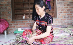 Người phụ nữ 30 năm đan chiếu Âmber đau đáu tìm người truyền nghề
