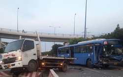 TPHCM: Xe buýt bẹp đầu khi húc đuôi xe tải cứu hộ, nhiều sinh viên hoảng loạn 