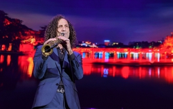 Huyền thoại Saxophone Kenny G nói tiếng Việt, tiết lộ ăn phở gà mỗi sáng khi ở Việt Nam