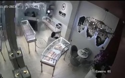 Vụ nữ tài xế lùi xe vào cửa hàng trang sức: Nhân viên bảo vệ tử vong