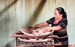 Người phụ nữ góp phần gìn giữ bản sắc văn hóa truyền thống, các nghi lễ tốt đẹp của người Ba Na
