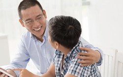 Nhân Ngày Quốc tế nam giới (19/11): Nói với con trai về chuẩn đàn ông năm 2024