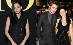 Jisoo (BLACKPINK) "bắt chước" Kristen Stewart để tham dự sự kiện cùng Robert Pattinson