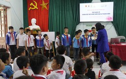 Trường con có nhà vệ sinh mới rồi! Sạch cực!