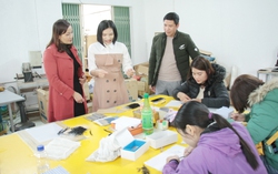Cô gái Mường mang nghề làm lông mi giả lên vùng cao