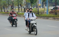 Hà Nội: Bất chấp nguy hiểm, nhiều học sinh vô tư “đầu trần” lao vun vút trên đường