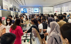 TPHCM: Tuyến đường quanh các TTTM ken đặc, người dân đổ xô mua sắm cuối ngày Black Friday