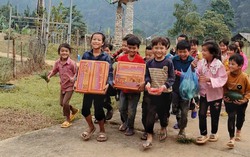 8 năm mang “mì gói có tôm” cho học trò của cô giáo vùng cao