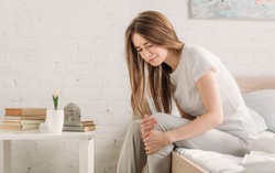 Nguyên nhân gây đau cứng khớp buổi sáng và cách đối phó