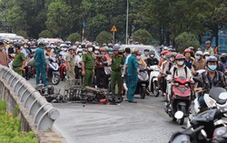 TPHCM: 2 xe máy bùng cháy sau va chạm, kẹt xe khủng khiếp giờ cao điểm 