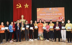 Hội LHPN TP Hải Phòng trao thẻ bảo hiểm y tế cho 41 phụ nữ di cư hồi hương có hoàn cảnh khó khăn