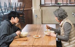 Sau bữa cơm trưa ở nhà chủ, tôi muốn bỏ học để mẹ đỡ khổ