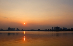 Thơ: Hoa bên hồ Tây