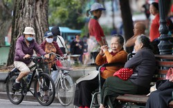 Chùm ảnh: Hà Nội sáng bình yên trong cơn gió lạnh đầu mùa, người dân co ro khoác thêm áo ấm