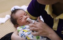 Con chảy nước dãi liên tục khiến mẹ cảm thấy phiền phức, bác sĩ khẳng định: "Như vậy là rất tốt"