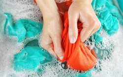 Bác sĩ khuyến cáo: Tránh 2 điều, làm 1 việc khi giặt quần áo sẽ giảm nấm ngứa