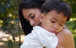 Nhìn bức tranh con trai vẽ, nước mắt tôi chảy dài vì quá xót xa