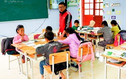 Những thầy cô giáo lỡ “phải lòng” trẻ vùng cao