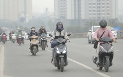 Giữa trưa, bầu trời Hà Nội vẫn chìm trong bụi mù dày đặc, chất lượng không khí ở mức rất xấu