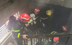 Cảnh sát giải cứu 12 người khỏi căn nhà cháy ở TPHCM