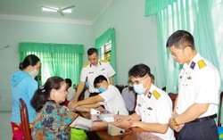 Khám bệnh, cấp thuốc miễn phí cho 300 người dân gia đình chính sách và ngư dân nghèo 
