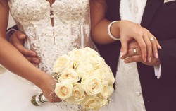 Tôi và đồng nghiệp cưới nhau, sếp bắt một trong hai 
phải nghỉ việc: Có đúng luật?