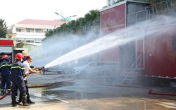 TPHCM: Đông đảo học sinh, sinh viên cùng người dân tham gia thực hành chữa cháy và cứu nạn cứu hộ