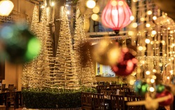 Độc đáo những cây thông Noel làm bằng tre, hạc giấy ở Hà Nội