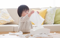 Mục đích đằng sau trò vẽ tranh trên sàn, rút khăn giấy của trẻ là gì?