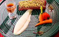 Bò áp chảo phủ hạt dẻ